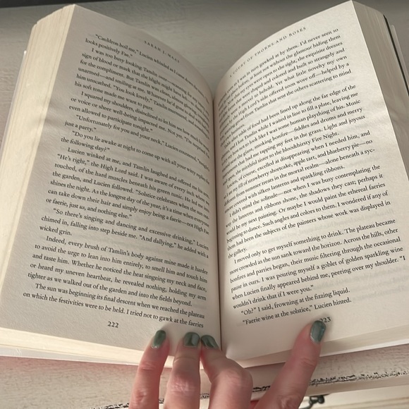 A Court of Thorns and Roses book - Picture 3 of 5